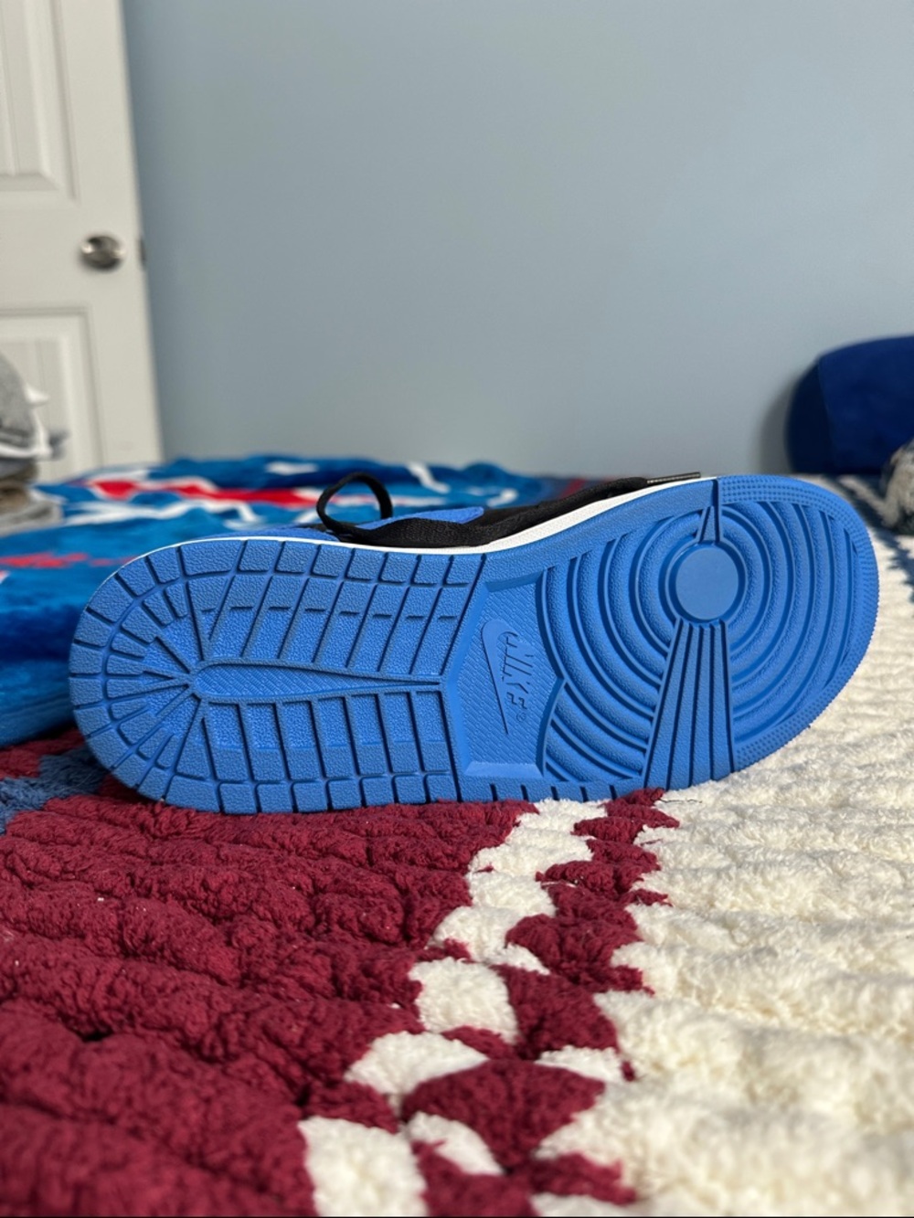 Men’s Jordan 1 Retro High-Top OG Royal Sneakers - Picture 4 of 5